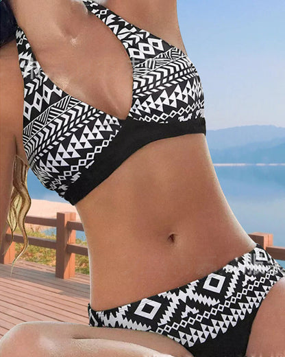 Bikinis mit floralem und geometrischem Muster