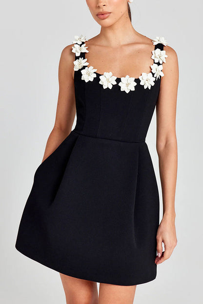 Cindy | Feminines Mini-Kleid mit Blumenapplikationen